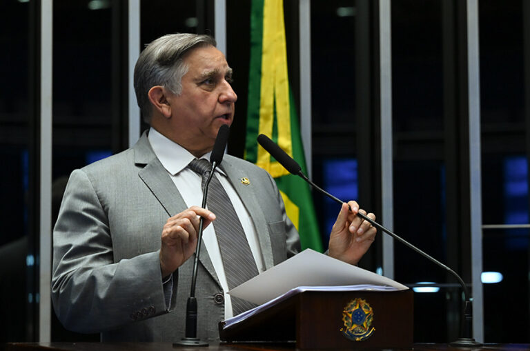 Em discurso, à tribuna, senador Izalci Lucas (PL-DF).